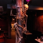 不気味な装飾が施された怪談ライブバー「スリラーナイト道頓堀店」の店内＝大阪市中央区宗右衛門町