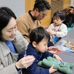 毛布を使ったぬいぐるみ作りを体験する親子ら＝神戸市中央区脇浜海岸通１