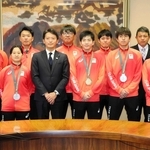 東京デフリンピックでの金メダル獲得を報告したバドミントンの太田歩選手（前列右から３人目）をはじめとする県内在住の代表メンバーら＝兵庫県庁