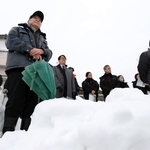 真冬の選挙戦。寒波が到来した但馬地域では足元が白く染まる＝２７日、豊岡市内（撮影・丸山桃奈）