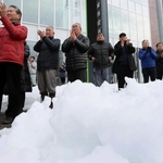真冬の選挙戦。寒波が到来した但馬地域では除雪された雪が有権者らの足元に残る＝２７日、朝来市内（撮影・丸山桃奈） 