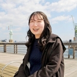 弟の山本幹太さんについて笑顔で語る紗与さん＝神戸市中央区