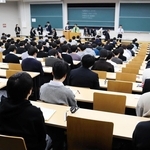 公示前にあった大学入学共通テストを受ける生徒ら。１８歳選挙権が導入されてから、国政選挙と受験シーズンが重なるのは初めて＝神戸市東灘区、甲南大