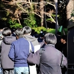 大学入学共通テストの会場に向かう生徒ら。１８歳選挙権が導入されてから、国政選挙と受験シーズンが重なるのは初めて＝神戸市東灘区、甲南大