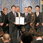 協定を結んだ「ブカツ・サポート・コンソーシアム」の石塚大輔代表（中央左）と兵庫県教育委員会の藤原俊平教育長（同右）＝神戸市中央区東川崎町１