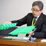 未集計の投票用紙が見つかったトレーについて説明する丹波篠山市選挙管理委員会＝丹波篠山市