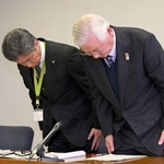 未集計の投票用紙が見つかり、謝罪する丹波篠山市選挙管理委員会の岡彰委員長（右）と辻義之事務局長＝丹波篠山市