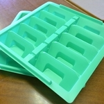 未集計の投票用紙が見つかったトレー＝丹波篠山市