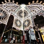 次々と見物客が訪れた神戸ルミナリエの会場＝３０日夜、神戸市中央区浪花町（撮影・丸山桃奈）