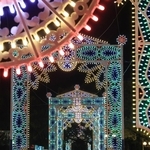 次々と見物客が訪れた神戸ルミナリエの会場＝３０日夜、神戸市中央区加納町６（撮影・丸山桃奈）