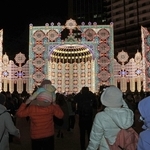次々と見物客が訪れた神戸ルミナリエの「スパッリエーラ」＝３０日夜、神戸市中央区加納町６、東遊園地（撮影・丸山桃奈）
