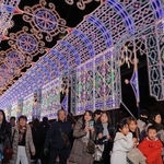 メリケンパークの「ガレリア」をくぐる人たち＝３０日午後、神戸市中央区波止場町（撮影・吉田敦史）