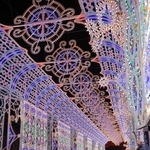 メリケンパークの「ガレリア」をくぐる人たち＝３０日夜、神戸市中央区波止場町（撮影・吉田敦史）