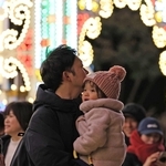 光の装飾を楽しむ子どもら＝３０日夜、神戸市中央区加納町６、東遊園地（撮影・丸山桃奈）