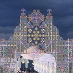 薄暮にともる「フロントーネ・ガレリア」＝３０日午後、神戸市中央区波止場町（撮影・吉田敦史）