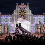 メリケンパークで点灯した、神戸ルミナリエの「フロントーネ・ガレリア」＝３０日夜、神戸市中央区波止場町（撮影・吉田敦史）