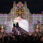 メリケンパークで点灯した、神戸ルミナリエの「フロントーネ・ガレリア」＝３０日夜、神戸市中央区波止場町（撮影・吉田敦史）