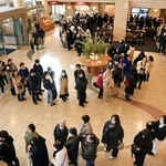 高市首相の演説を聴こうと列を作る有権者ら。多くはサテライト会場で様子を視聴した＝西宮市内（撮影・吉田敦史）