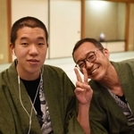 旅行先での山本幹太さんと父親の浩史さん（山本春名さん提供）