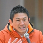 演説する参政党の神谷宗幣代表＝１月３１日午後、宝塚市栄町２、阪急宝塚駅前（撮影・大田将之）