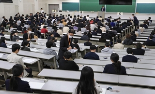 問題が配られ、写真照合などを受ける受験生ら＝１日午前、西宮市上ケ原一番町、関西学院大学（撮影・吉田敦史）