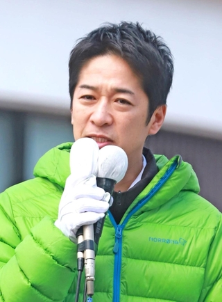 街頭演説をする日本維新の会の藤田文武共同代表＝１日午後、ＪＲ姫路駅前（撮影・辰巳直之）