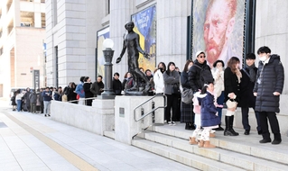 博物館の外には朝から入場待ちの行列ができた＝１日午前、神戸市中央区京町