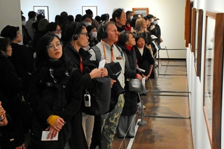 オランダ時代のゴッホの作品を真剣な表情で見詰める来場者＝１日午前、神戸市立博物館