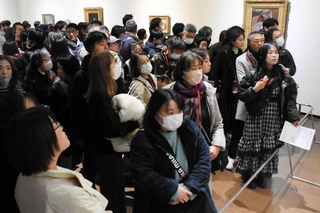 ゴッホに影響を与えたヨーゼフ・イスラエルスらの作品を見入る来場者＝１日午前、神戸市立博物館