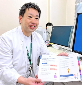 家族性高コレステロール血症について説明する角谷学医師＝西宮市武庫川町、兵庫医科大