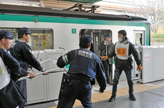 刺股や警棒で犯人役と向き合う県警の警察官＝神戸市営地下鉄名谷駅ホーム