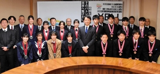 表敬訪問で記念撮影に納まる兵庫県の斎藤元彦知事（前列中央）と兵庫男女の選手、監督、コーチら＝兵庫県庁