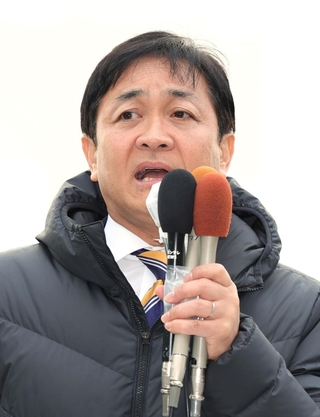 演説する国民民主党の玉木雄一郎代表＝３日午後、神戸市中央区（撮影・笠原次郎）