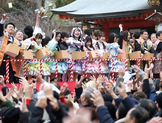 豆をまく「グットクルー」のメンバーら＝３日午後、神戸市中央区下山手通１（撮影・丸山桃奈）