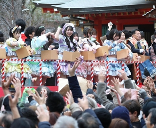 豆をまく神戸発のアイドルグループ「グットクルー」ら＝３日午後、神戸市中央区下山手通１、生田神社（撮影・丸山桃奈）