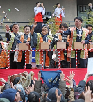 豆をまく桂小文枝さん（左から３番目）ら＝３日午後、神戸市中央区下山手通１、生田神社（撮影・丸山桃奈）