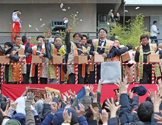 豆をまく参加者ら＝３日午後、神戸市中央区下山手通１、生田神社（撮影・丸山桃奈）