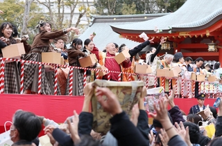 豆をまく神戸発のアイドルユニット「ＫＯＢｅｒｒｉｅＳ♪」ら＝３日午後、神戸市中央区下山手通１、生田神社（撮影・丸山桃奈）