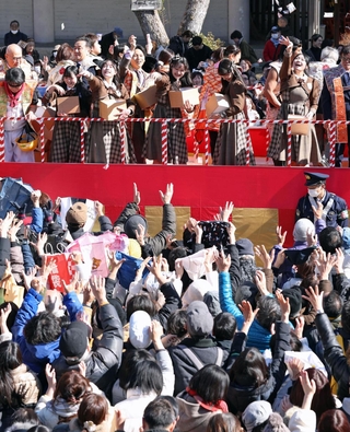 豆をまく神戸発のアイドルユニット「ＫＯＢｅｒｒｉｅＳ♪」ら＝３日午前、神戸市中央区下山手通１、生田神社（撮影・丸山桃奈）