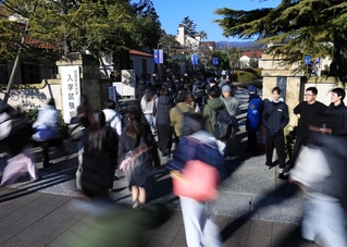 試験会場へと急ぐ受験生。選挙はもちろん大事だけど…＝西宮市上ケ原一番町、関西学院大学（撮影・吉田敦史）