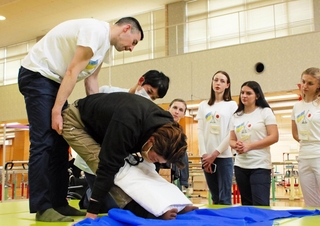 ウクライナから訪れた医師や理学療法士らが、車いす患者のリハビリ研修を受けた＝神戸市西区曙町、県立リハビリテーション中央病院