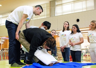 ウクライナから訪れた医師や理学療法士らが、車いす患者のリハビリ研修を受けた＝神戸市西区曙町、県立リハビリテーション中央病院