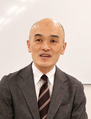 私設ファンクラブを通じたチケットの販売ルールなどについて説明した村上浩爾社長＝宝塚市栄町１