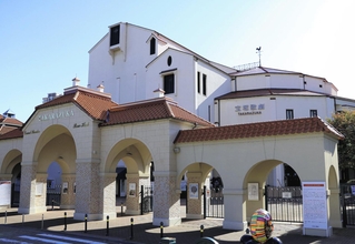 宝塚大劇場＝宝塚市栄町１