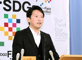 定例会見で話す斎藤元彦兵庫県知事＝４日午後、県庁