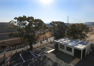 五色塚古墳と明石海峡大橋の前に急きょ設置された仮設投票所＝神戸市垂水区五色山４