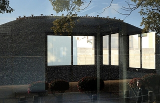 五色塚古墳前に設置された仮設投票所のプレハブ＝神戸市垂水区五色山４