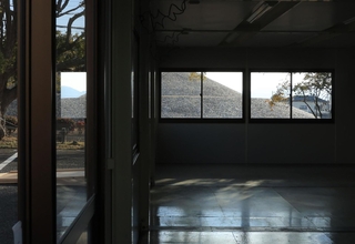 五色塚古墳前に設置された仮設投票所のプレハブ＝神戸市垂水区五色山４