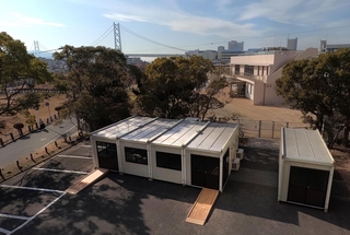 五色塚古墳駐車場に設置された仮設投票所。明石海峡大橋を臨む＝神戸市垂水区五色山４