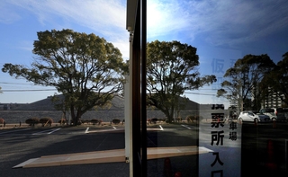 プレハブの中に「仮設投票所入口」の看板。窓には五色塚古墳が映り込む＝神戸市垂水区五色山４